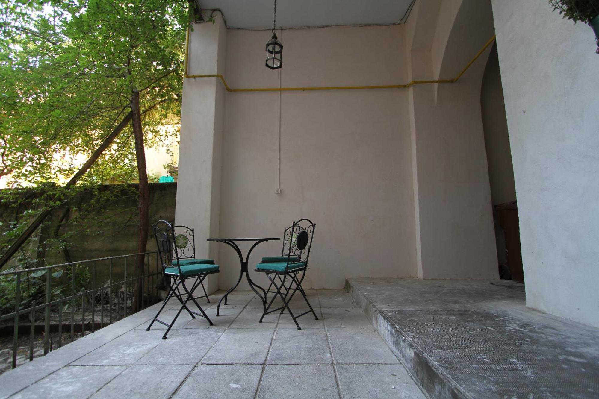 Apartment Versus Art