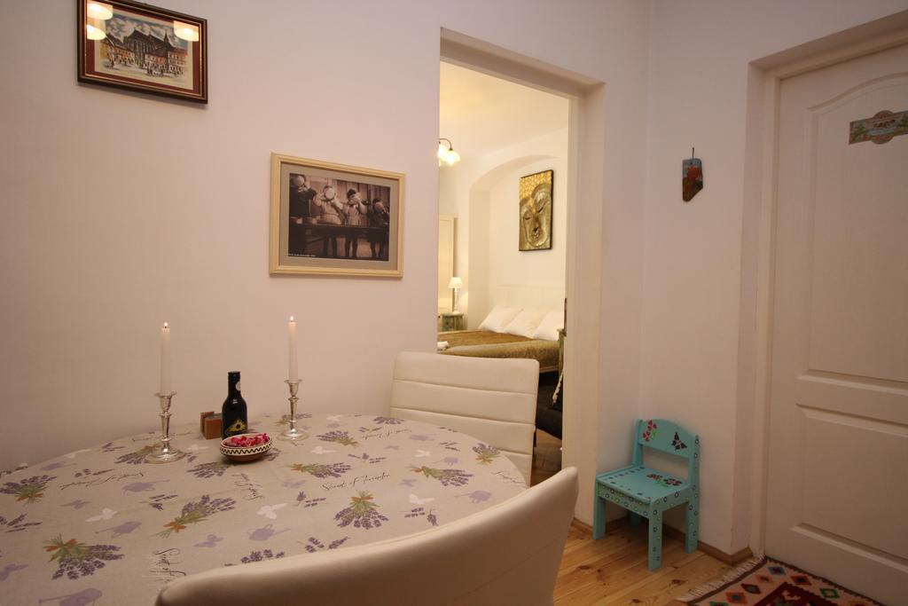Apartment Versus Art *