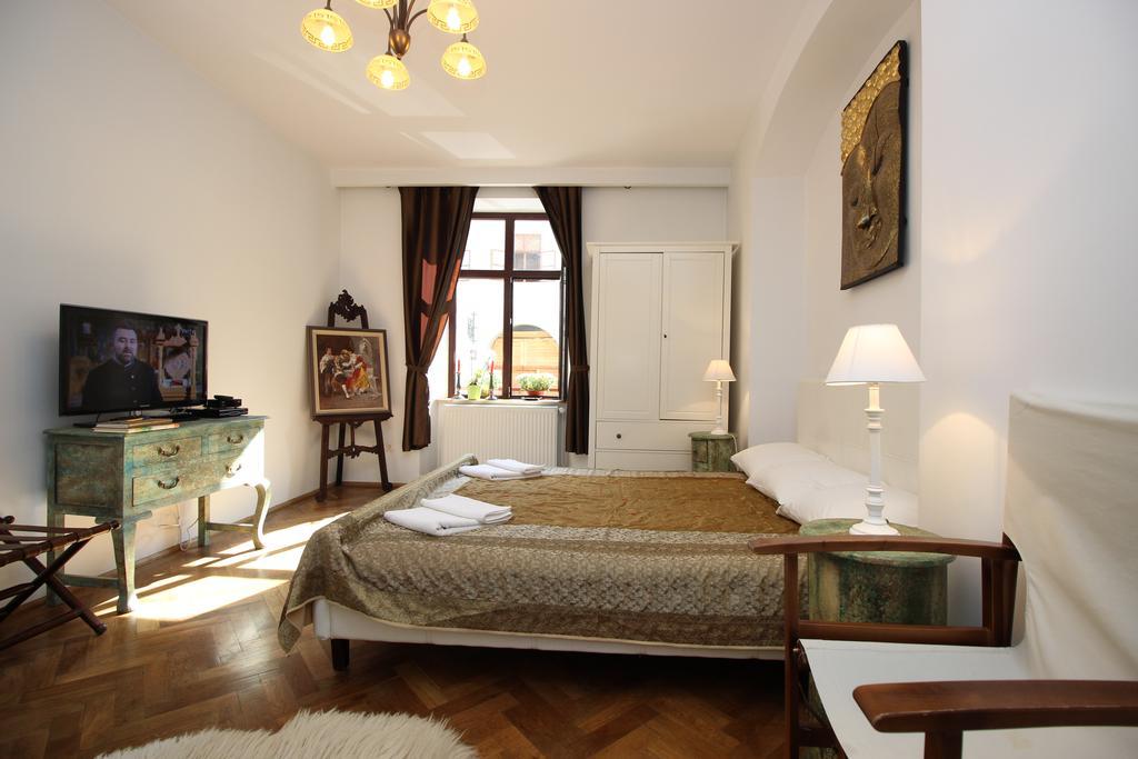 Apartment Versus Art *