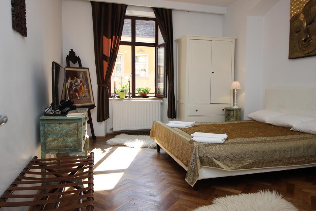 Versus Art Apartment *