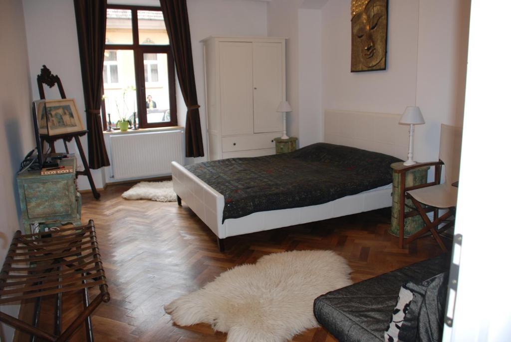 Apartment Versus Art *